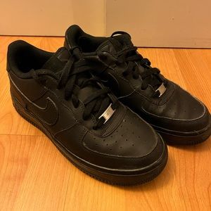 BLACK NIKE AIR FORCES